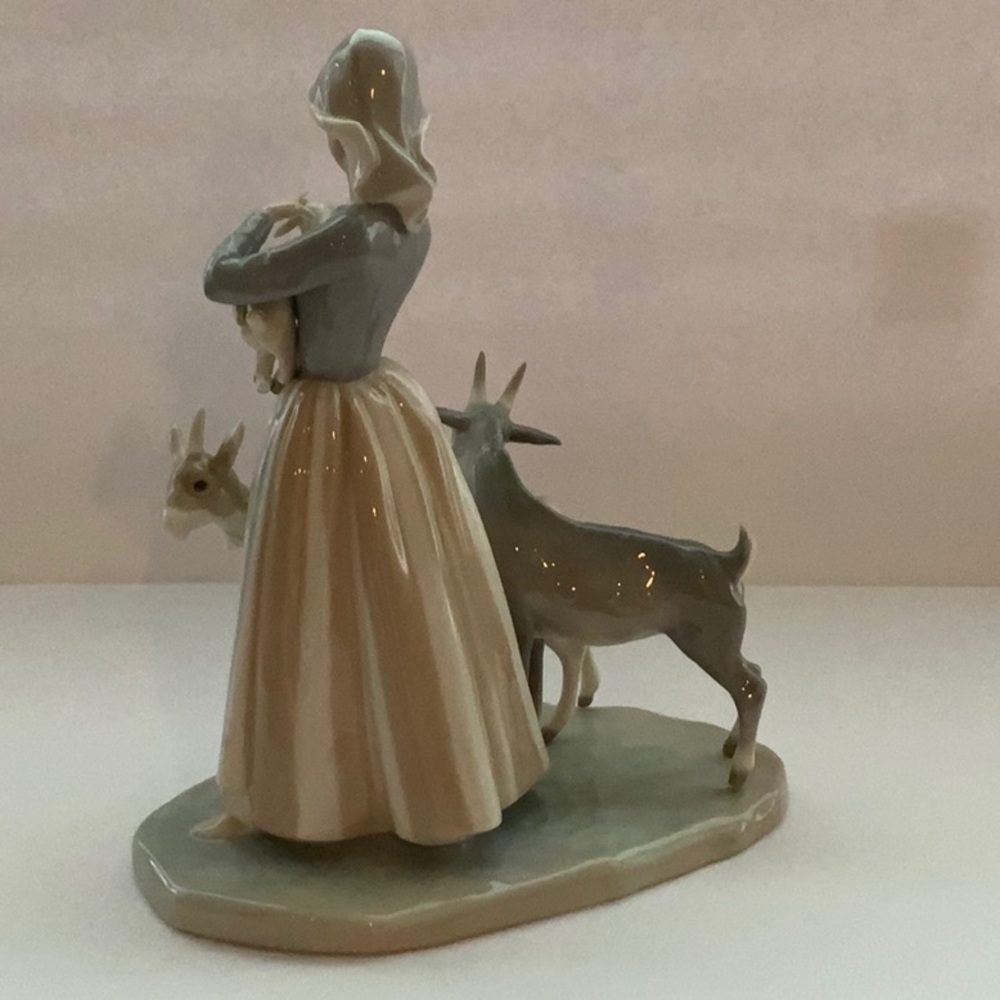 Lladro #1001 Shepherdess With Goats- RARE - Picture 3 of 8